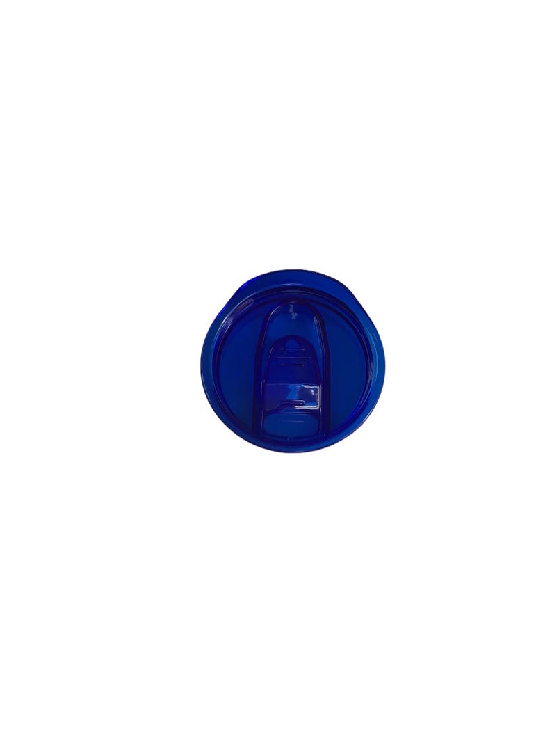 Op de afbeelding: Een bovenaanzicht van een diepblauwe plastic bekerdeksel. De deksel is rond met een schuifsluiting en een kleine opening om uit te drinken. De deksel is gemaakt van duurzaam kunststof.