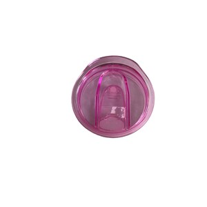 Op de afbeelding: Een helder, roze plastic tumblerdeksel met een schuifsluiting. Het deksel is cirkelvormig met een verhoogd middengedeelte en een kleine opening om uit te drinken. Het plastic is doorschijnend.
