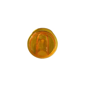 Op de afbeelding: Een transparante, amberkleurige tumblerdeksel met een schuifsluiting. Het deksel is cirkelvormig met een verhoogd middengedeelte en een kleine opening om uit te drinken. De plastic deksel is ontworpen om op een reismok of soortgelijke container te passen.