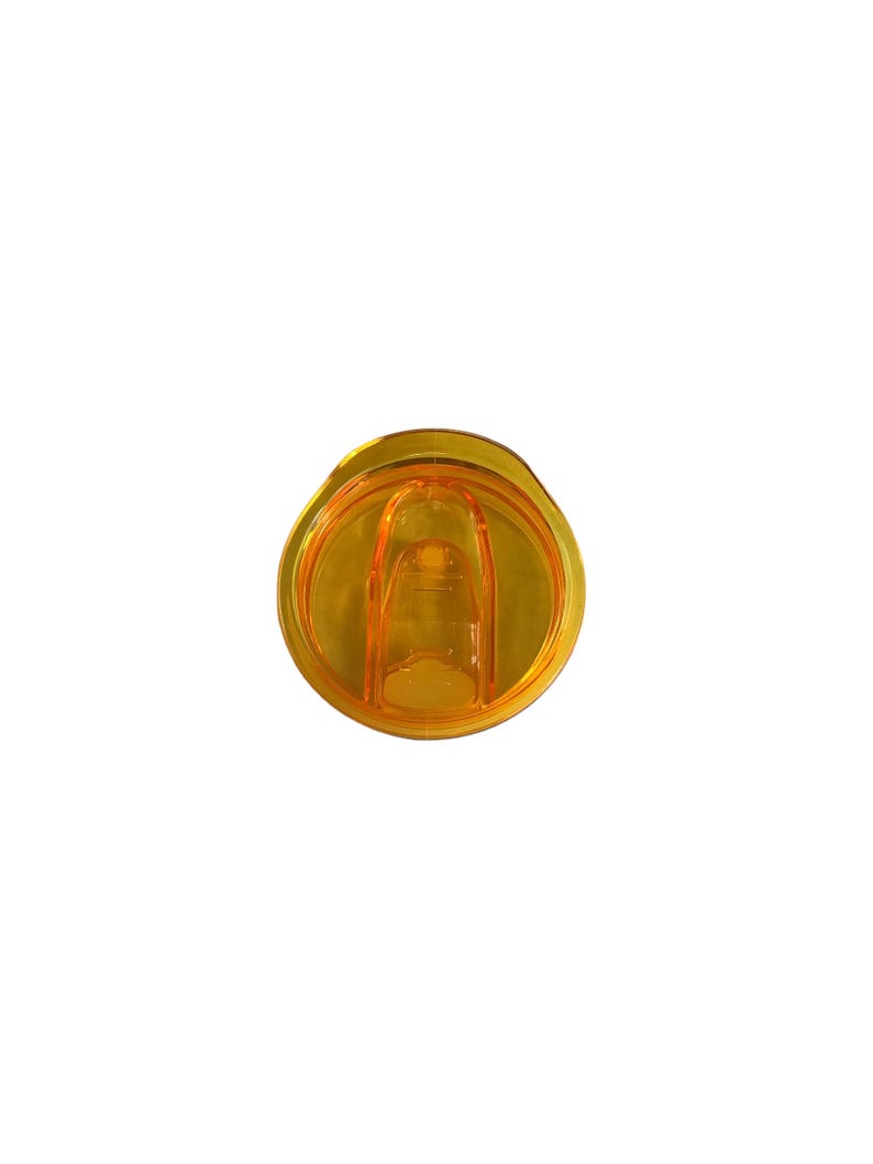 Op de afbeelding: Een transparante, amberkleurige tumblerdeksel met een schuifsluiting. Het deksel is cirkelvormig met een verhoogd middengedeelte en een kleine opening om uit te drinken. De plastic deksel is ontworpen om op een reismok of soortgelijke container te passen.