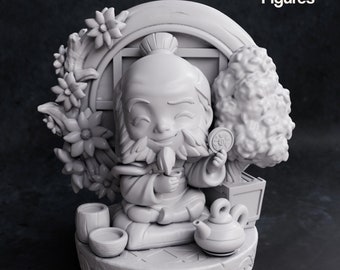 Pode incluir: Uma figurinha impressa em 3D cinza de um personagem chibi sentado em uma postura meditativa com uma xícara de chá e um bule. O personagem está cercado por flores e uma pequena árvore. A figurinha está em uma base com um design decorativo. O texto "Nom Nom Figures" é visível no canto superior direito da imagem.