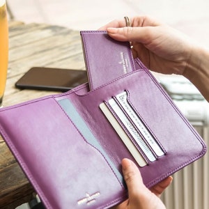 Elegante billetera de cuero morado para pasaporte con tarjetero adicional para viajeros