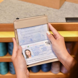 Cartera de viaje ultraligera de piel de becerro color caqui para guardar el pasaporte y las tarjetas de crédito