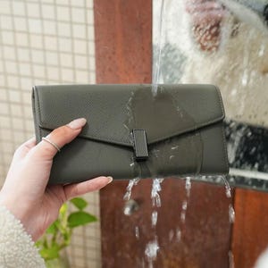 Verstellbare Crossbody-Brieftasche aus Grauem Italienischem Kreuzschraffur-Muster - Passend für iPhone, Geld, Karten, Münzen - Wasser- und kratzfest