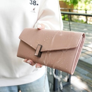 Verstellbare Crossbody Ketten-Brieftasche Rose Pink Italienisches Kreuz Schraffur Muster Leder - Passend für iPhone, Geld, Karten, Münzen - Wasser-/Kratzfest