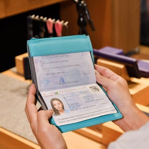 Cartera para pasaporte ligera de piel de becerro color turquesa y azul glaciar para viajes y vacaciones