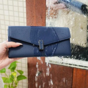 Verstellbare Crossbody-Kettenbörse aus blauem italienischem Crossbody-Schraffiermusterleder - Passend für iPhone, Geld, Karten, Münzen - Wasser- und kratzfest