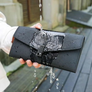 Verstellbare Crossbody-Kettenbörse aus schwarzem italienischem Crossbody-Hatch-Musterleder - Passend für iPhone, Geld, Karten, Münzen - Wasser- und kratzfest