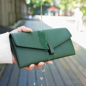 Verstellbare Crossbody-Brieftasche aus olivgrünem italienischem Crossbody-Muster aus Leder - Passend für iPhone, Geld, Karten, Münzen - Wasser- und kratzfest