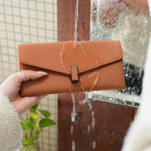 Verstellbare Crossbody-Brieftasche aus braunem italienischem Crossbody-Schraffurmuster aus Leder - Passend für iPhone, Geld, Karten, Münzen - Wasser- und kratzfest