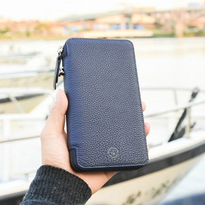 Cómoda cartera de cuero azul para teléfono y pasaporte con cierre de cremallera (disponible en varios colores)
