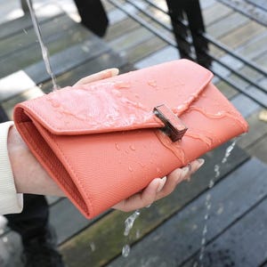Verstellbare Crossbody-Brieftasche aus Pink Italienischem Kreuzschraffur-Muster - Passend für iPhone, Geld, Karten, Münzen - Wasser- und kratzfest