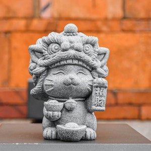 Chat porte-bonheur de danse du lion inspiré de la danse traditionnelle du lion