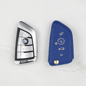 Estuche para llaves de coche BMW de piel granulada azul con llavero