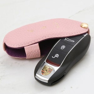Estuche para llaves de coche Porsche en piel granulada rosa con llavero