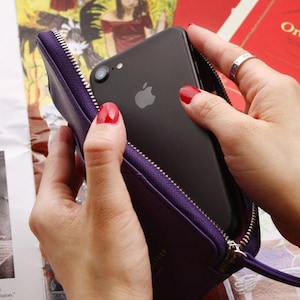 Genuine Calfskin Zipper Wallet para adaptarse a su iPhone SE o Mini - Purple Napa