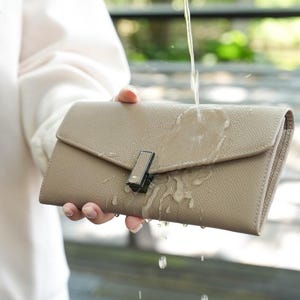 Verstellbare Crossbody-Brieftasche aus italienischem Crossbody-Schraffurmuster in Khaki aus Leder - Passend für iPhone, Geld, Karten, Münzen - Wasser- und kratzfest