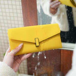 Verstellbare Crossbody Ketten-Brieftasche aus Gelbem Italienischem Crossbody-Muster Leder - Passt für iPhone, Geld, Karten, Münzen - Wasser- und Kratzfest