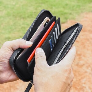 Schwarze Echtleder Reisebrieftasche für Handy und Reisepass mit Kartenfächern