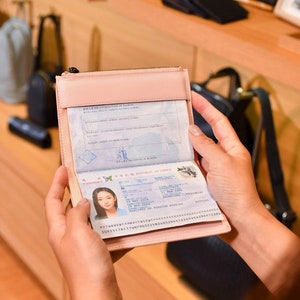 Cartera para pasaporte de piel auténtica en color rosa ruborizado para viajes de verano