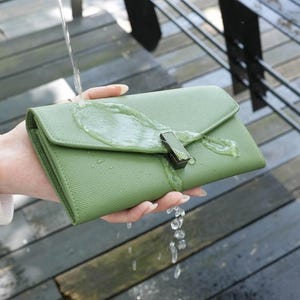 Verstellbare Crossbody-Geldbörse aus italienischem Matcha-Leder mit Kreuzschraffur - Passend für iPhone, Geld, Karten, Münzen - Wasser- und kratzfest