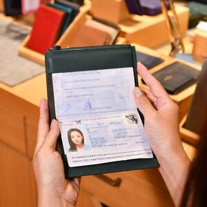 超軽量ダークグリーンレザーパスポートトラベルウォレット - 夏用ファイングレインカーフスキン