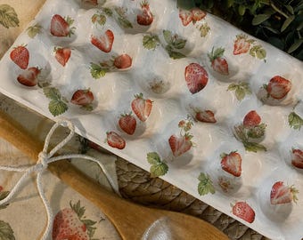 Bandeja para huevos estilo rústico con fresas / Soporte para 18 huevos hecho a mano / Decoración de cocina estilo granja / Almacenamiento decorativo de huevos / Regalo de cocina con diseño de fresas
