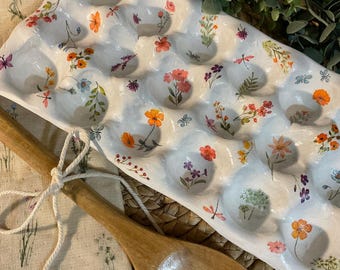 Bandeja para huevos con diseño floral estilo cottagecore / Soporte para huevos artesanal estilo granja / Decoración de cocina con flores silvestres / Almacenamiento de cocina rústico estilo cabaña