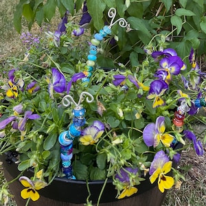 Tuteur de chenille en perles : décoration de jardin faite main (8 pouces)