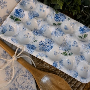 Bandeja para huevos de hortensias azules / Soporte para huevos hecho a mano / Decoración de cocina rústica azul y blanca / Almacenamiento de huevos estilo cottagecore / Regalo campestre francés