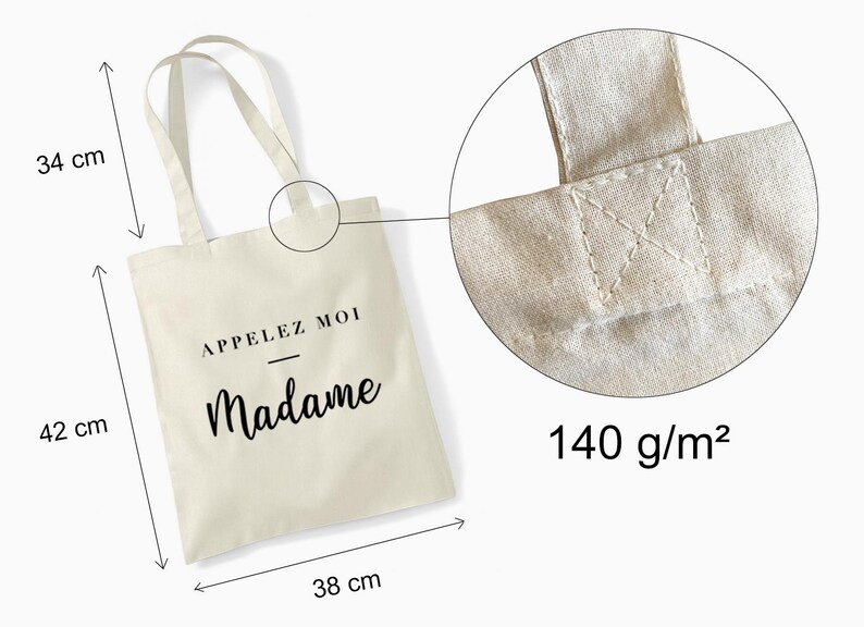 Może przedstawiać: Kremowa torba typu tote z czarnym napisem "Appelez Moi Madame". Torba ma 42 cm wysokości, 38 cm szerokości i uchwyty o długości 34 cm. Gramatura materiału wynosi 140 g/m2.