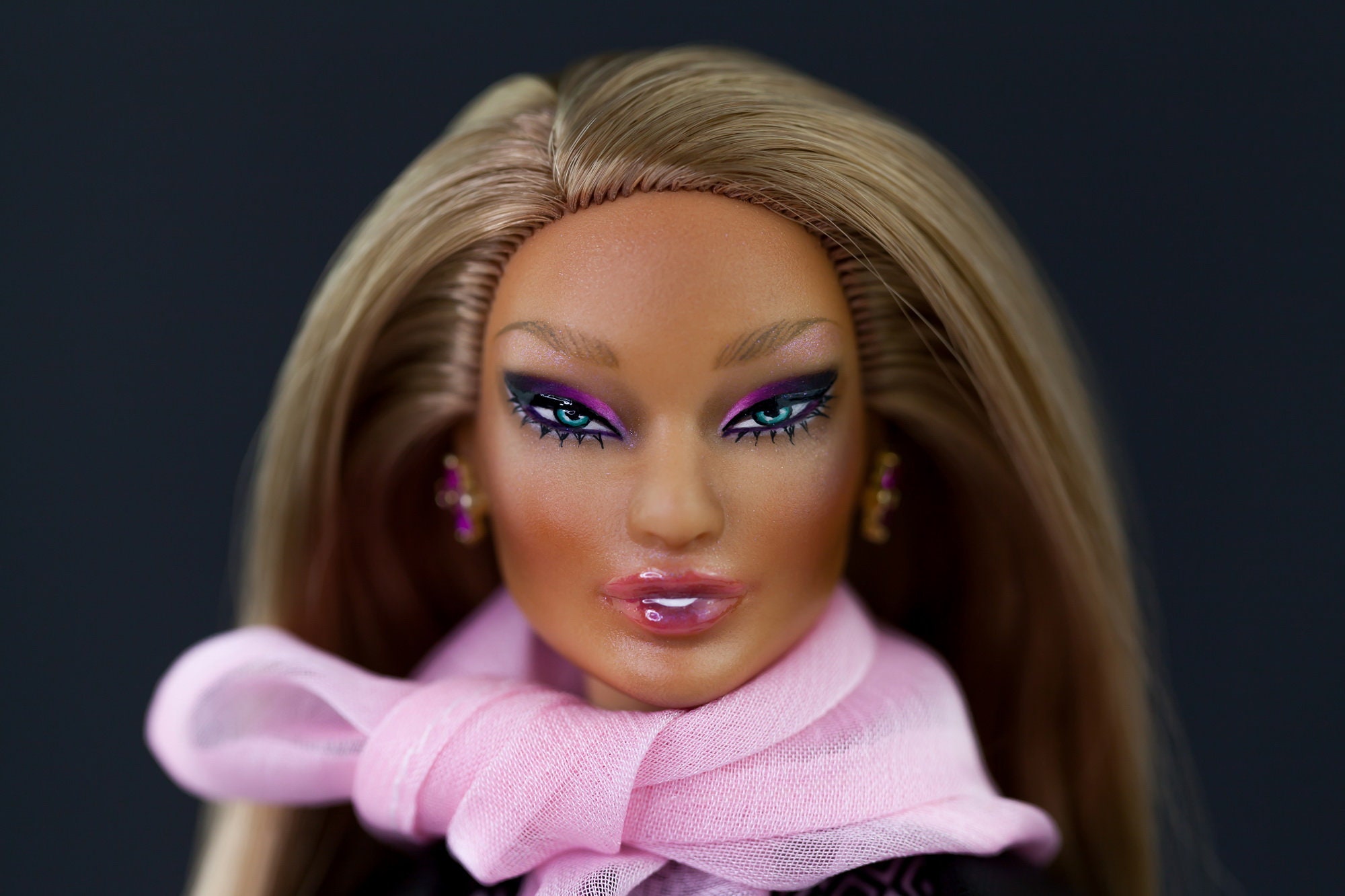 Poupée BARBIE Looks Relookée OOAK – Corps Model Muse – Avec 3 Tenues