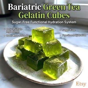 Könnte beinhalten: Grüne Gelatine-Würfel, bestreut mit feinem Pulver, auf einem Teller. Der Text lautet: "Bariatric Green Tea Gelatin Cubes" und "Sugar-Free Functional Hydration System". Weitere Texte: "Only 3 Simple Ingredients", "100% Keto-Friendly", "Sugar-Free" und "Functional Hydration".