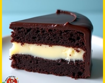 Könnte beinhalten: Ein Stück Schokoladenkuchen mit einer cremigen, hellfarbigen Füllung und einer dunklen Schokoladenglasur. Der Kuchen liegt auf einem weißen Teller, mit blauem Hintergrund. Der Kuchen ist dunkelbraun.
