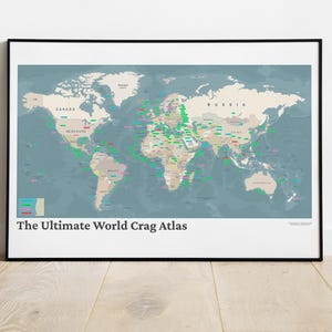 Peut inclure: Une impression encadrée d'une carte du monde avec un fond bleu-vert et divers marqueurs colorés indiquant les lieux. La carte comprend le texte "The Ultimate World Crag Atlas" en bas. Le cadre est noir.