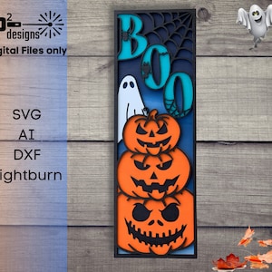 Op de afbeelding: Een zwart frame met een blauwe achtergrond en een spinnenwebontwerp. Het woord "BOO" is geschreven in turquoise letters. Drie gestapelde oranje pompoenen met zwarte ogen en monden bevinden zich onderaan het frame.