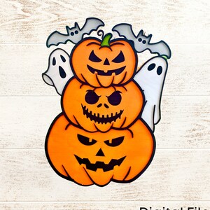 Może przedstawiać: Stos trzech pomarańczowych dyni z czarnymi twarzami wydrążonych dyni. Dwa białe duchy i dwa czarne nietoperze znajdują się wokół dyni. Dynie są ułożone jedna na drugiej. Obrazek jest na białym drewnianym tle.