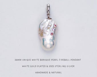 Colgante Aurora de perla barroca blanca en forma de bola de fuego de 26 mm / Plata de ley bañada en oro blanco