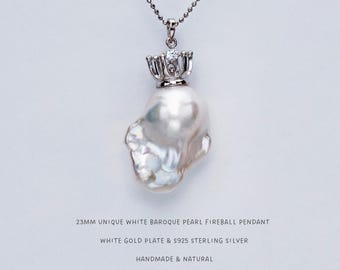 Colgante de corona con perla barroca blanca de 23 mm | Plata de ley S925 chapada en oro blanco