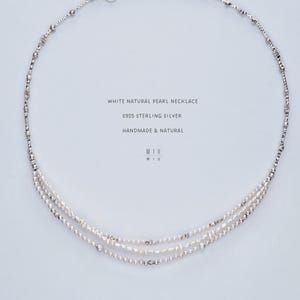 K&ouml;nnte beinhalten: Eine wei&szlig;e Halskette aus Naturperlen mit drei Str&auml;ngen. Die Halskette ist aus S925 Sterlingsilber gefertigt und handgefertigt. Das Bild enth&auml;lt auch den Text "WHITE NATURAL PEARL NECKLACE", "S925 STERLING SILVER" und "HANDMADE & NATURAL".