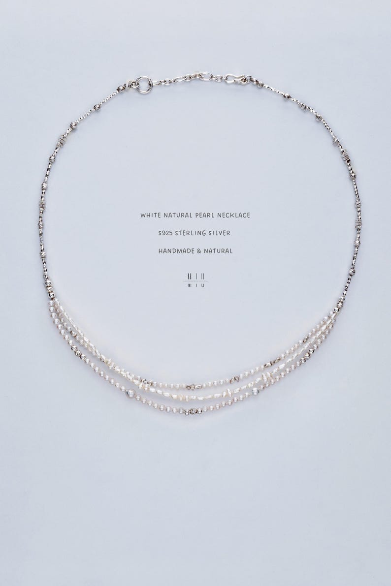 K&ouml;nnte beinhalten: Eine wei&szlig;e Halskette aus Naturperlen mit drei Str&auml;ngen. Die Halskette ist aus S925 Sterlingsilber gefertigt und handgefertigt. Das Bild enth&auml;lt auch den Text "WHITE NATURAL PEARL NECKLACE", "S925 STERLING SILVER" und "HANDMADE & NATURAL".