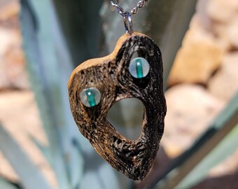 2039 Colgante de cactus Cholla con cuentas de vidrio verde claro.