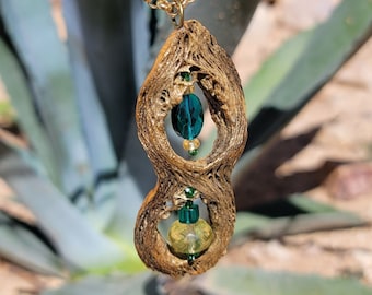 2025 Colgante cactus cholla con cuentas verdes y amarillas.