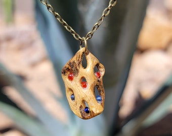 2041 Colgante de cactus Cholla con color natural y cuentas de vidrio rojo y azul