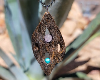 2038 Colgante de cactus Cholla con cuentas de vidrio rosa y azul-verde.