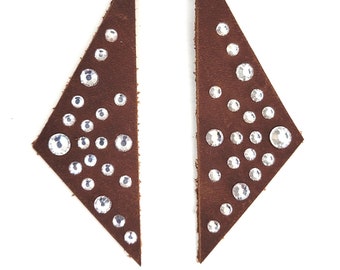 3004 Pendientes de cuero marrón con pedrería blanca