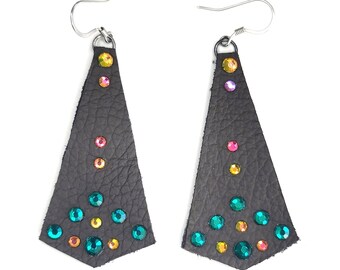 3000 Pendientes de cuero gris con pedrería verde y oro rosa.