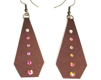 3011 Pendientes de cuero marrón con pedrería rosa dorado