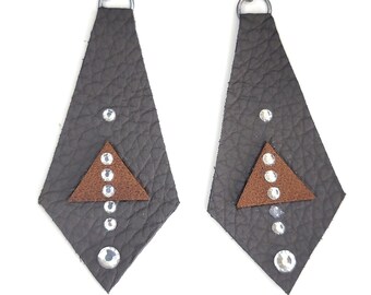 3006 Pendientes de cuero gris con pedrería blanca y acento de cuero marrón