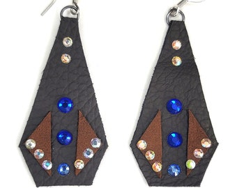 3005 Pendientes de cuero gris con pedrería azul, celeste y blanco-rosa